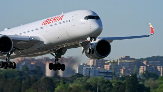 Iberia reemplazará parte de sus Airbus A350 por A330 y adaptará su operación para evitar cancelar los vuelos entre Argentina y España, durante las restricciones en Ezeiza.