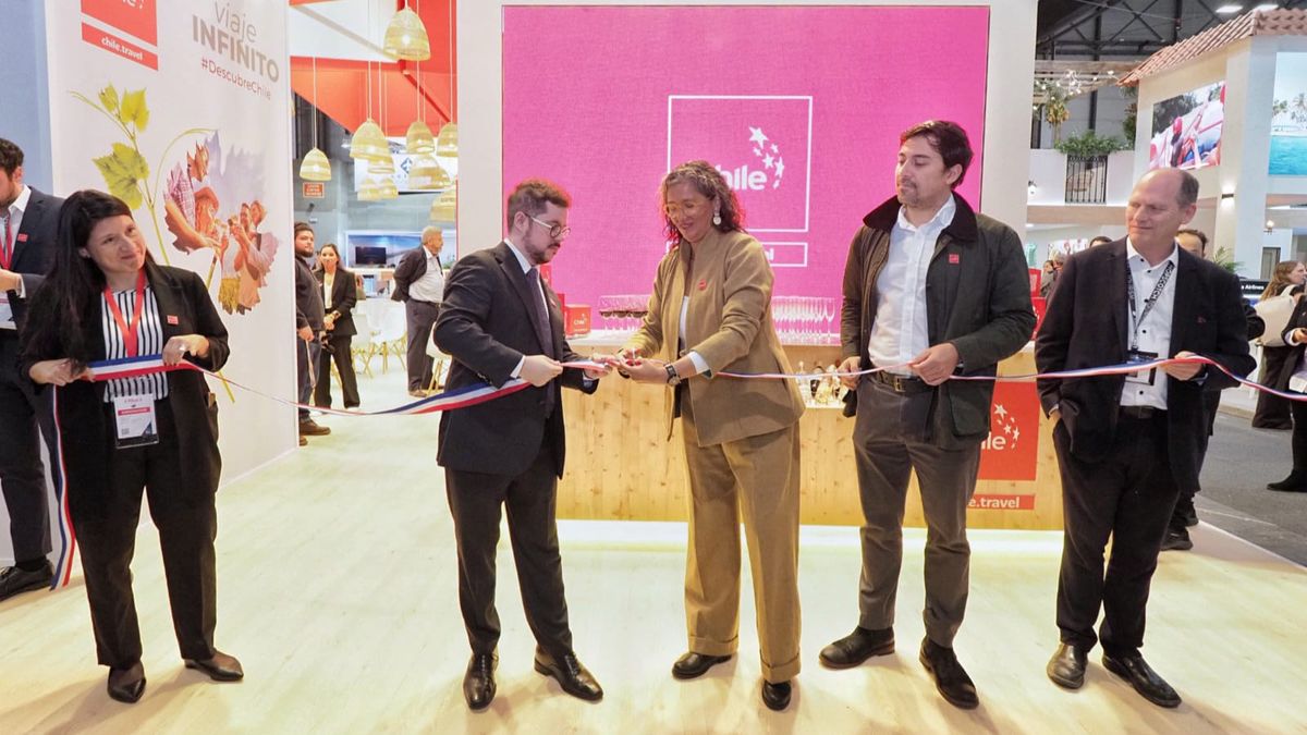 Inauguración del stand por parte de la subsecretaria de Turismo, Verónica Pardo, y el Embajador de Chile en España, Javier Velasco. 