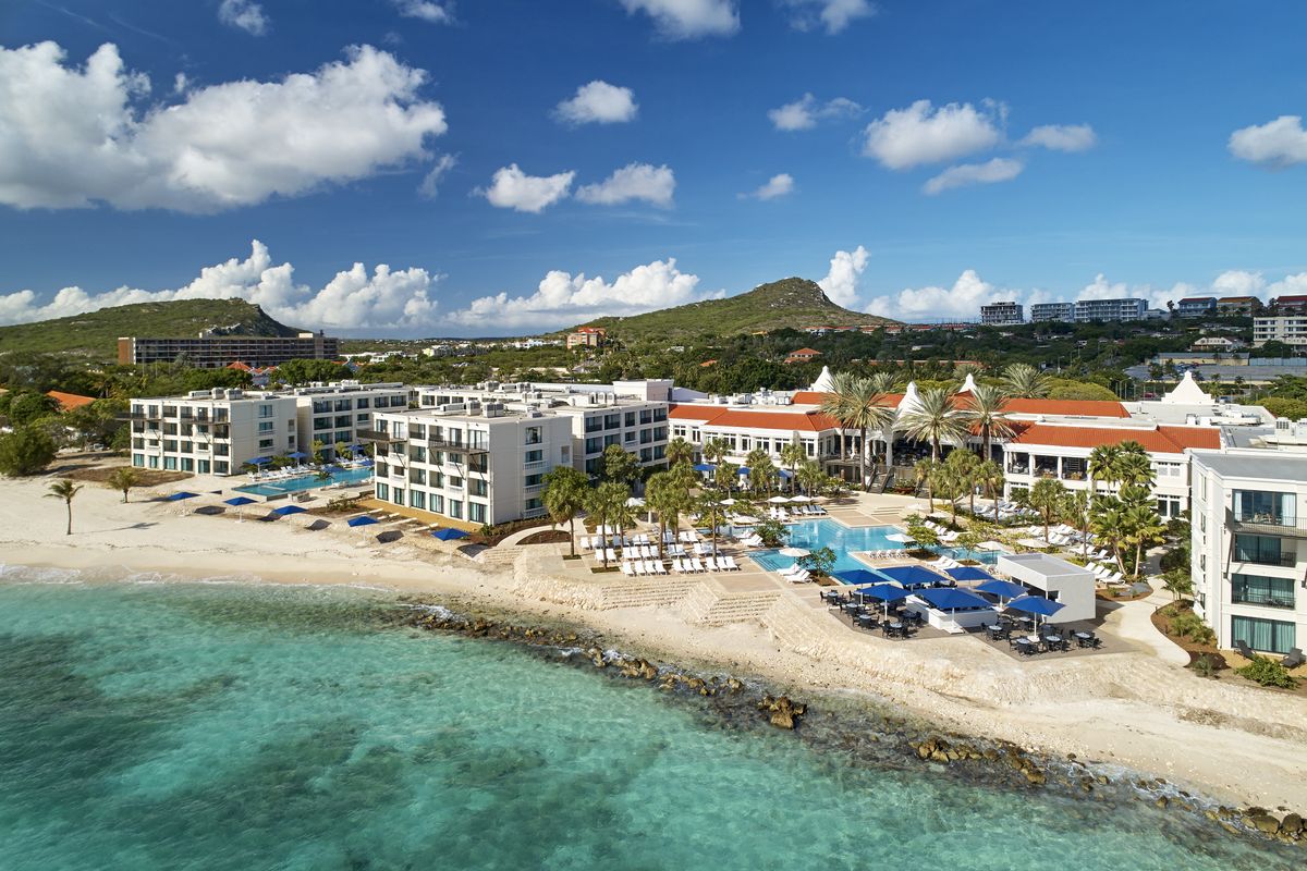 Lujo, playa privada y hospitalidad caribeña se fusionan en el Curaçao Marriott Beach Resort, un oasis frente al mar cerca del corazón de Willemstad, Curazao.
