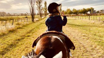 Escapadas: Paisanitos es una propuesta creada por dos mujeres polistas que trasmiten su pasión por el deporte y los caballos.