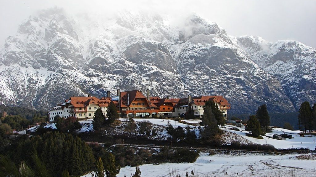 Te mostramos tres de los mejores hoteles en Bariloche para disfrutar de las vacaciones de invierno.
