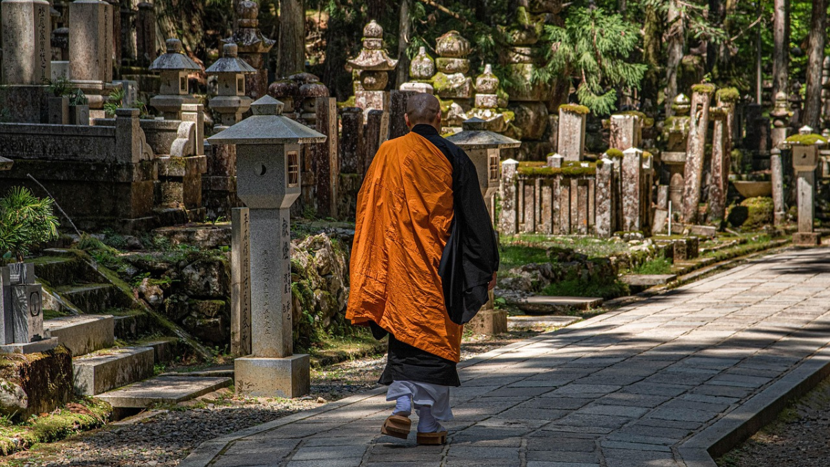 En el monte Koya podrás pasar la noche en un monasterio budista. En el monte Koya podrás pasar la noche en un monasterio budista.