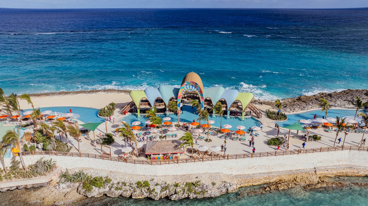 Royal Beach Club Paradise Island de Royal Caribbean, con playas, piscinas y experiencias frente al mar en Nassau.