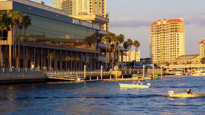 El moderno Centro de Convenciones de Tampa Bay se levanta a orillas del río Hillsborough.