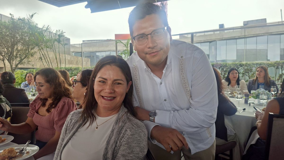 Leonardo Alcantar Gernete, social media de Dreams Sands Cancún, junto a una de las agencias de viaje. Leonardo Alcantar Gernete, social media de Dreams Sands Cancún, junto a una de las agencias de viaje. 