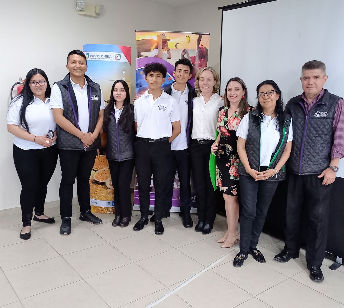 Equipo Mis Destinos Mayorista de Turismo, incluida Sandra Rodríguez, junto a Patricia Salinas de ProColombia. 
