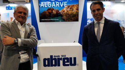 Víctor Alonso y Diogo Julião, de Viajes Abreu, durante Fitur 2022.