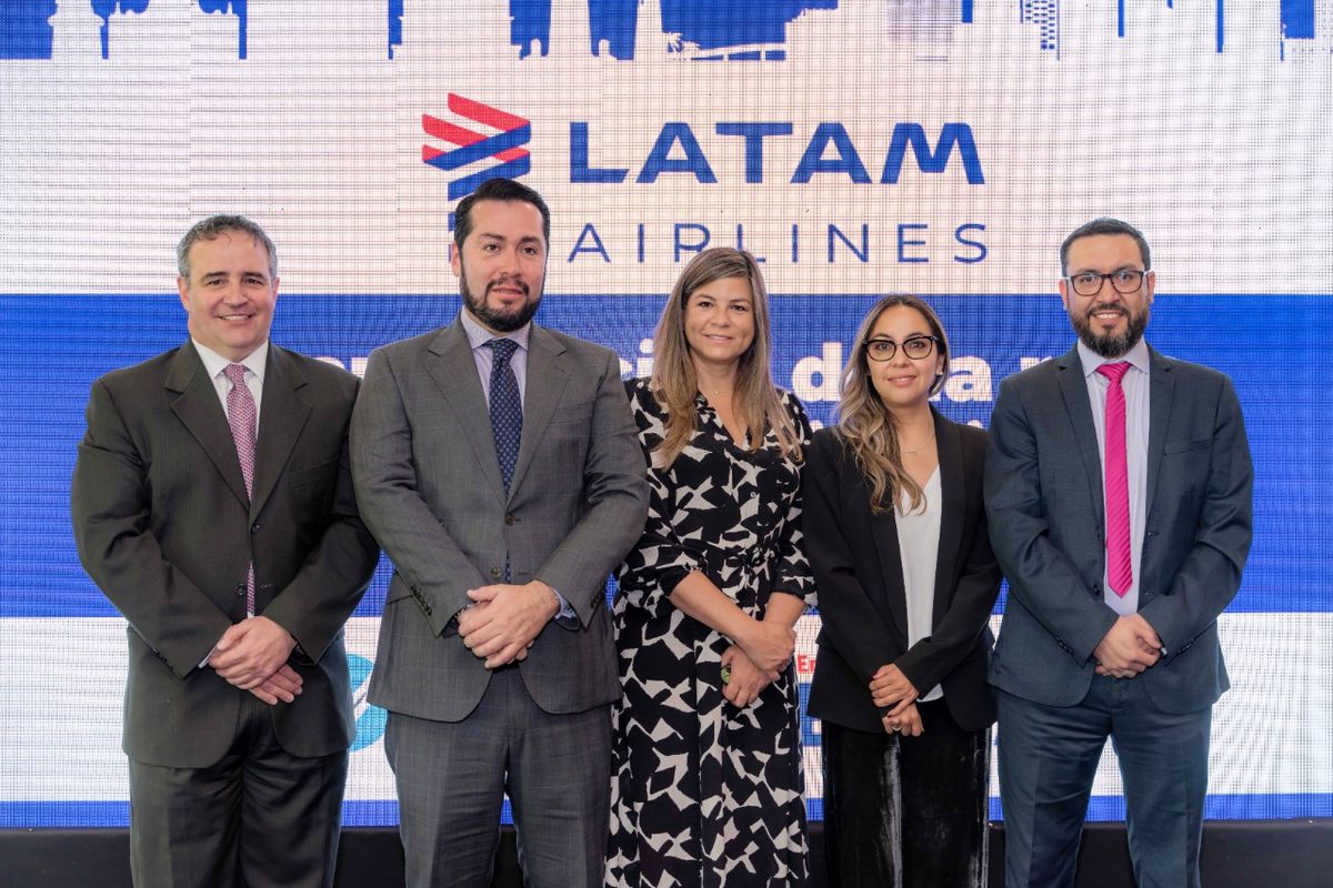 Ramón Miró, CEO Quiport; José Luis Aguilar, viceministro de gestión del transporte; Mónica Fistrovic, CEO Latam Airlines Ecuador; Daniela Espinoza, secretaria de desarrollo productivo del Municipio de Quito y; Pablo Galindo, delegado del Mintur. - Ladevi Medios y Soluciones Ramón Miró, CEO Quiport; José Luis Aguilar, viceministro de gestión del transporte; Mónica Fistrovic, CEO Latam Airlines Ecuador; Daniela Espinoza, secretaria de desarrollo productivo del Municipio de Quito y; Pablo Galindo, delegado del Mintur.