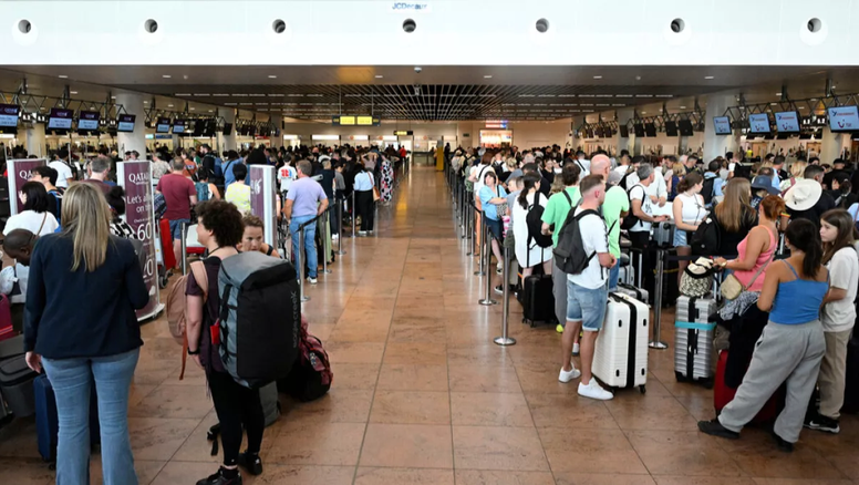 Cientos de personas esperando en el aeropuerto de Bruselas.