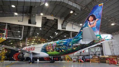 Uno de los Airbus A320 que forma parte de la flota de la compañía se vistió de Colombia para resaltar la diversidad y los colores representados en la película con elementos inspirados en el realismo mágico de la cultura colombiana.