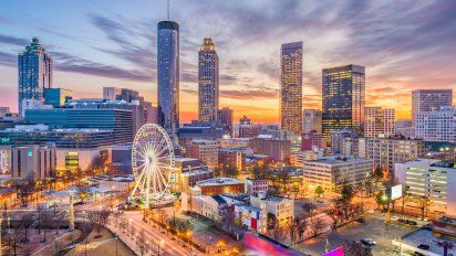 Atlanta, la capital del sureño estado de Georgia, impacta por su moderno skyline.