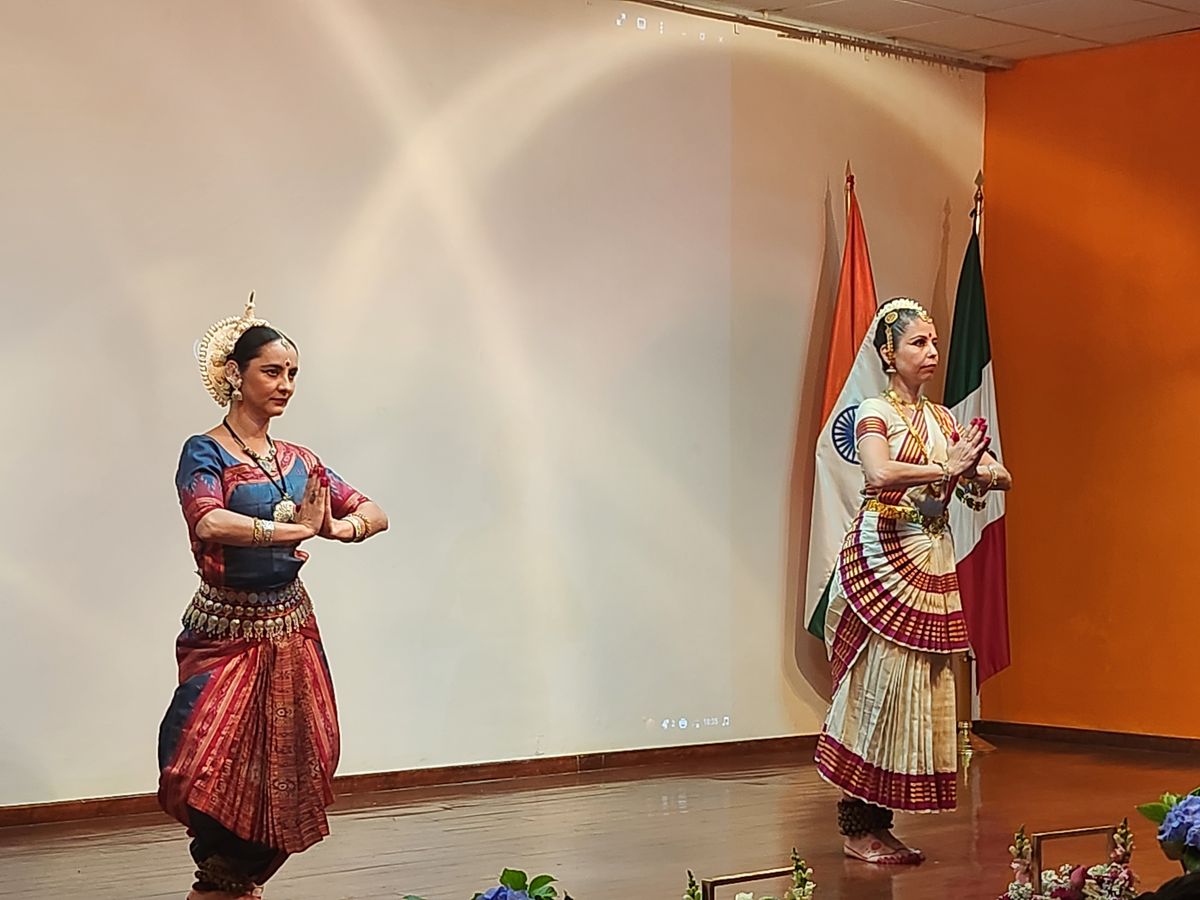 El evento contó con muestras artísticas con las presentaciones de danzas hindúes, una visita virtual&nbsp; 3D por los lugares más emblemáticos de la India y una cena con gastronomía de la región.