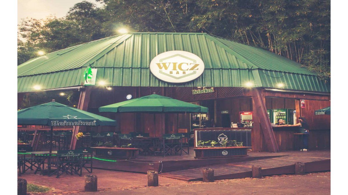 Una de las actividades nocturnas que más se disfruta en Cataratas del Iguazú es conocer la gastronomía de Puerto Iguazú visitando los mejores bares y restaurantes de la zona.