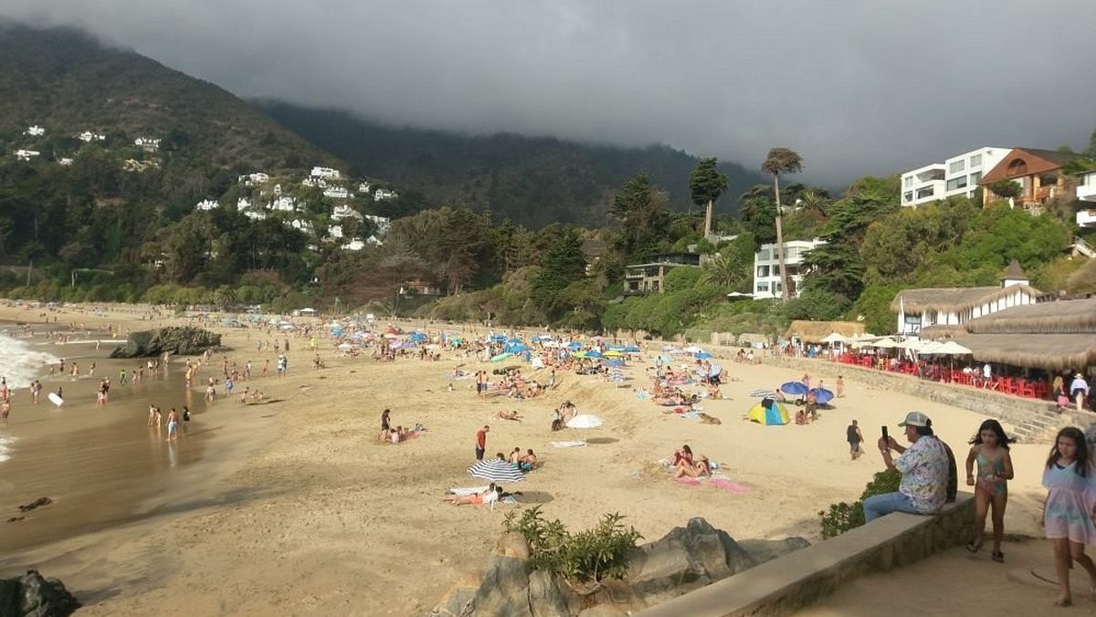 Las Cadenas combina aguas tranquilas y un entorno elegante, ideal para disfrutar en familia en uno de los balnearios más tradicionales de Chile.