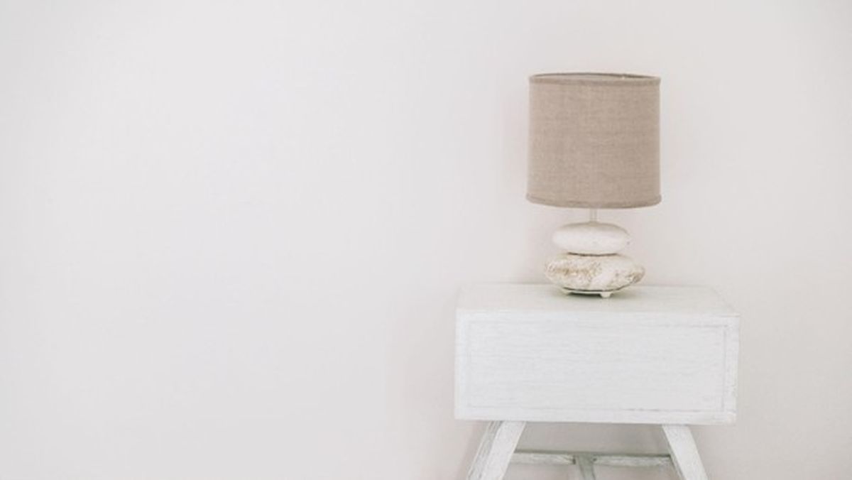 Incorporar veladores en la decoración permite darle identidad a tu habitación.