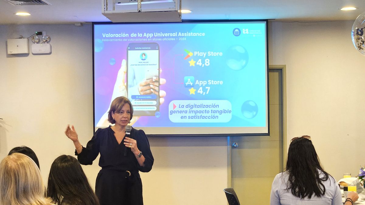 Silvina Garc&iacute;a exponiendo las novedades que trae Universal Assistance para los socios GEA.