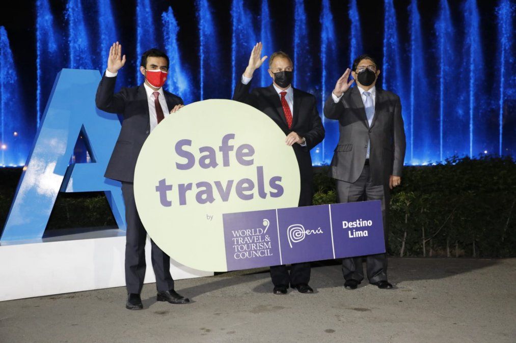 Diego Llosa, Jorge Muñoz y Carlos Canales, en la ceremonia de entrega del sello Safe Travels a Lima. - Ladevi Medios y Soluciones Diego Llosa, Jorge Muñoz y Carlos Canales, en la ceremonia de entrega del sello Safe Travels a Lima.