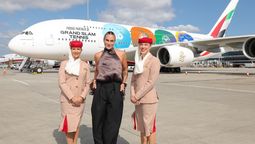 Aryna Sabalenka y el Airbus A380 de Emirates con la librea especial celebratoria del Grand Slam. Aryna Sabalenka y el Airbus A380 de Emirates con la librea especial celebratoria del Grand Slam.