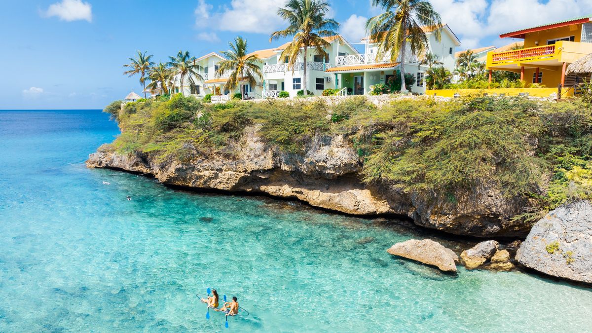 Con 35 playas, 70 sitios de buceo y múltiples actividades acuáticas, Curazao combina naturaleza, aventura y hospitalidad caribeña.