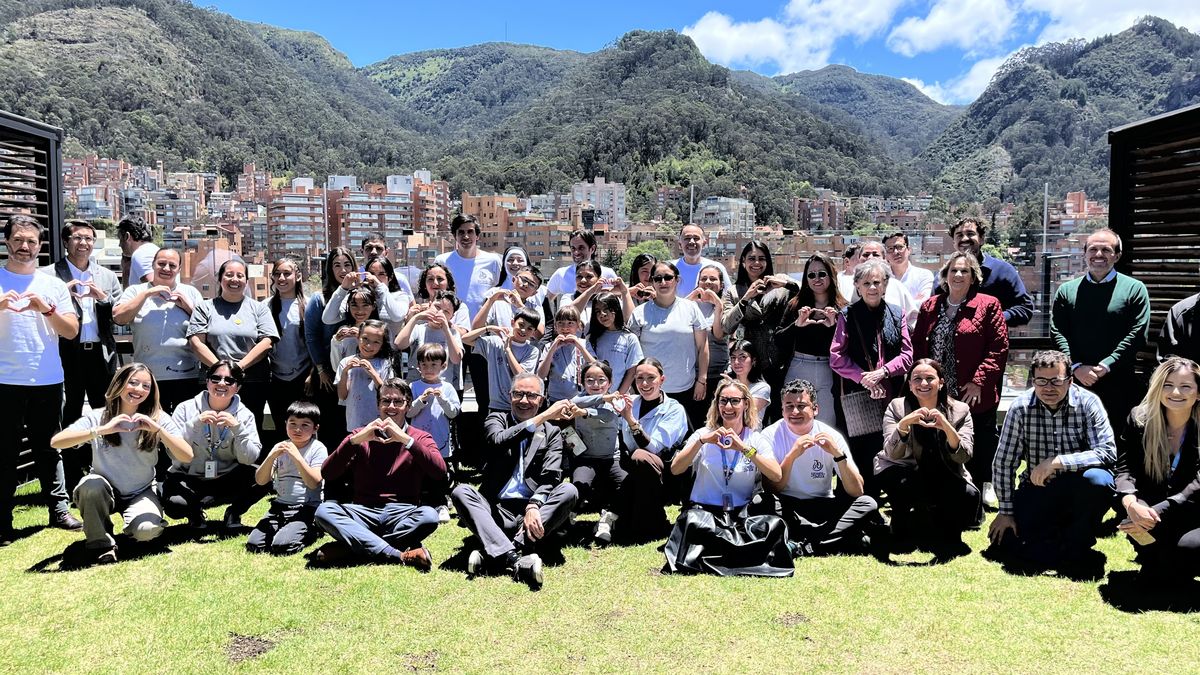 Ciclistas, aliados, voluntarios y beneficiarios de Operación Sonrisa se reunieron para acompañar el lanzamiento de Rodando por una Sonrisa 2026.