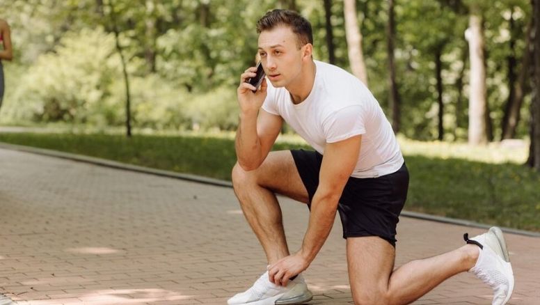 Las zapatillas deportivas han dejado de ser exclusivamente para el gimnasio y las carreras, y se han convertido en un ícono de la moda urbana.