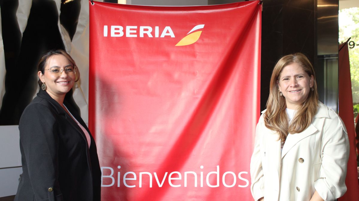 Marita Sánchez, gerente general de Iberia, junto a Andrea Díaz, gerente de Ventas.