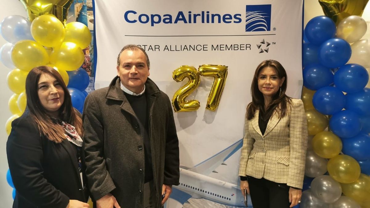 Irma Paola Soto, Roberto Navarrete (Via Club) y Alejandra Astete. 