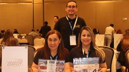 Janet León Céliz, directora comercial de Viajes Dorado Mayorista y equipo en el marco del Ladevi Workshop.