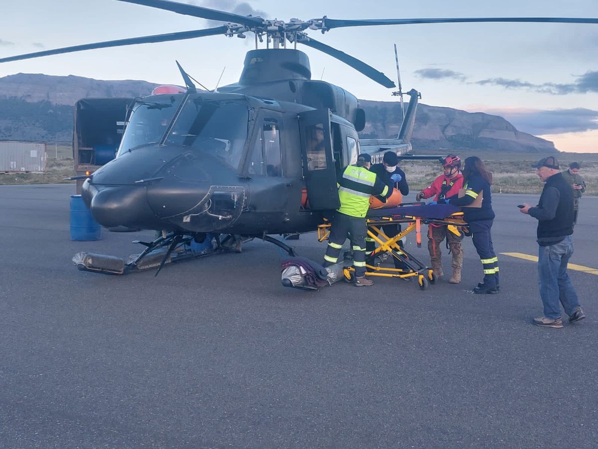 Comandos de Aviación Parasar de la FACh realizaron una evacuación de emergencia desde sector Refugio Paso, en el Parque Nacional Torres del Paine. - Ladevi Medios y Soluciones Comandos de Aviación Parasar de la FACh realizaron una evacuación de emergencia desde sector Refugio Paso, en el Parque Nacional Torres del Paine.
