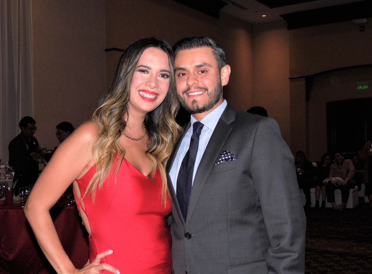 Paola Gómez, gerenta comercial de Assist Card Ecuador, junto al representante de Morejón Seguros.