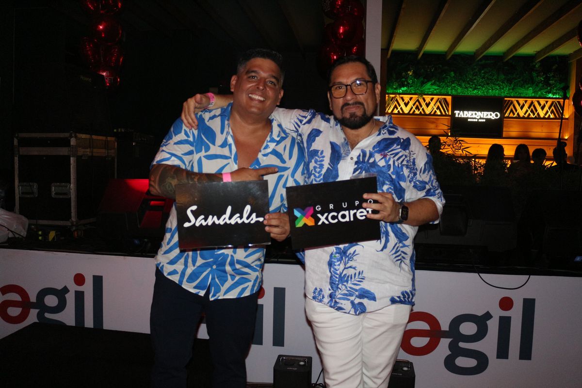 Giancarlos Cuadros, representante de ventas de Sandals y Christian Canales, director de ventas del grupo Xcaret juntos en Ágil 