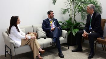 Roberto Luque (centro), ministro de Infraestructura y Transporte, junto con María Luisa Navarro, directora Senior de Relaciones con los Gobiernos de Copa Airlines, y Pedro Heilbron, presidente Ejecutivo & Chairman.&nbsp;
