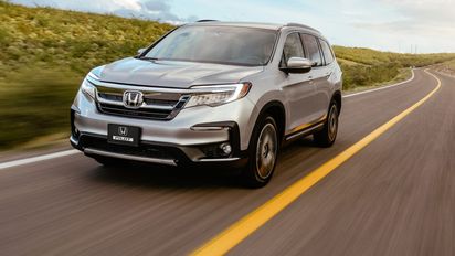 La arena que se mete en los autos después de los viajes a las playas puede ser perjudicial para la pintura, los cristales y las luces.