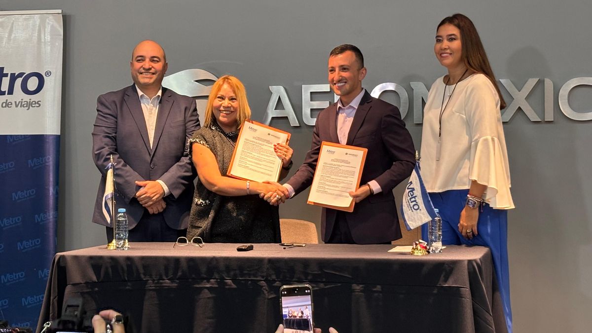 Alicia Mejía y Pasquale Esperanza firmando el convenio de colaboración que convierte a Aeroméxico en socio preferente de la Metro.