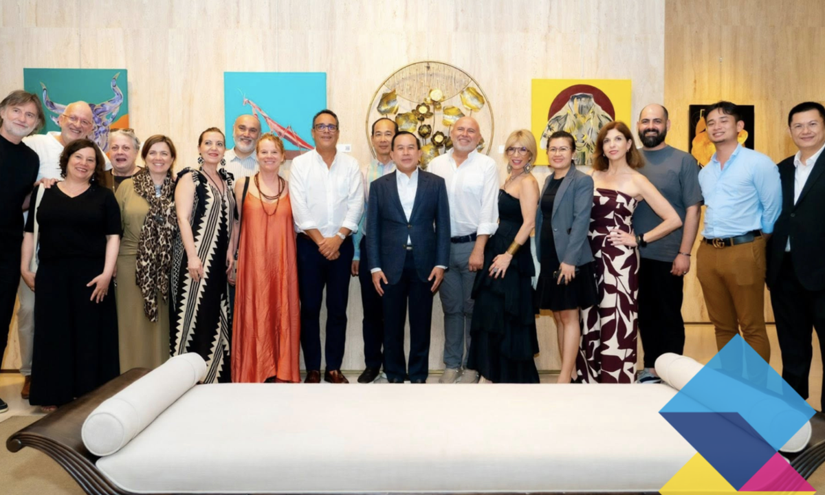 Parte del equipo de turismo y gobierno de Camboya con el equipo de AVASA Travel Group.