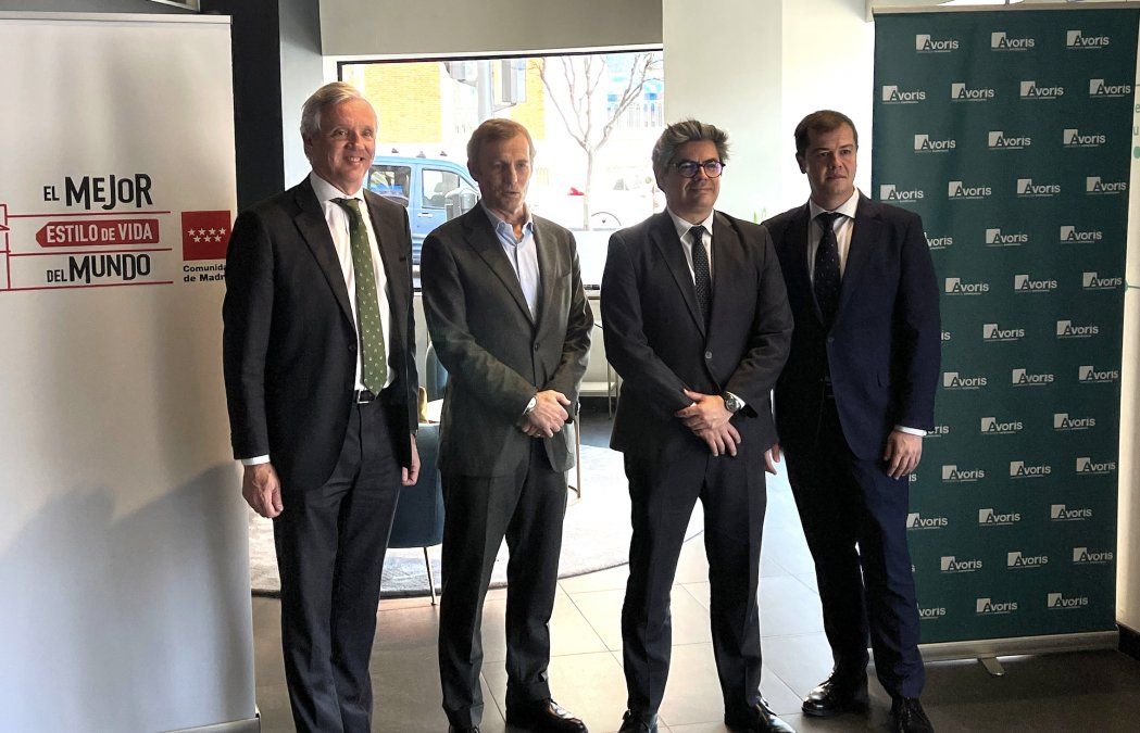 Representantes de Ávoris y de la Comunidad de Madrid en la firma del acuerdo conjunto.