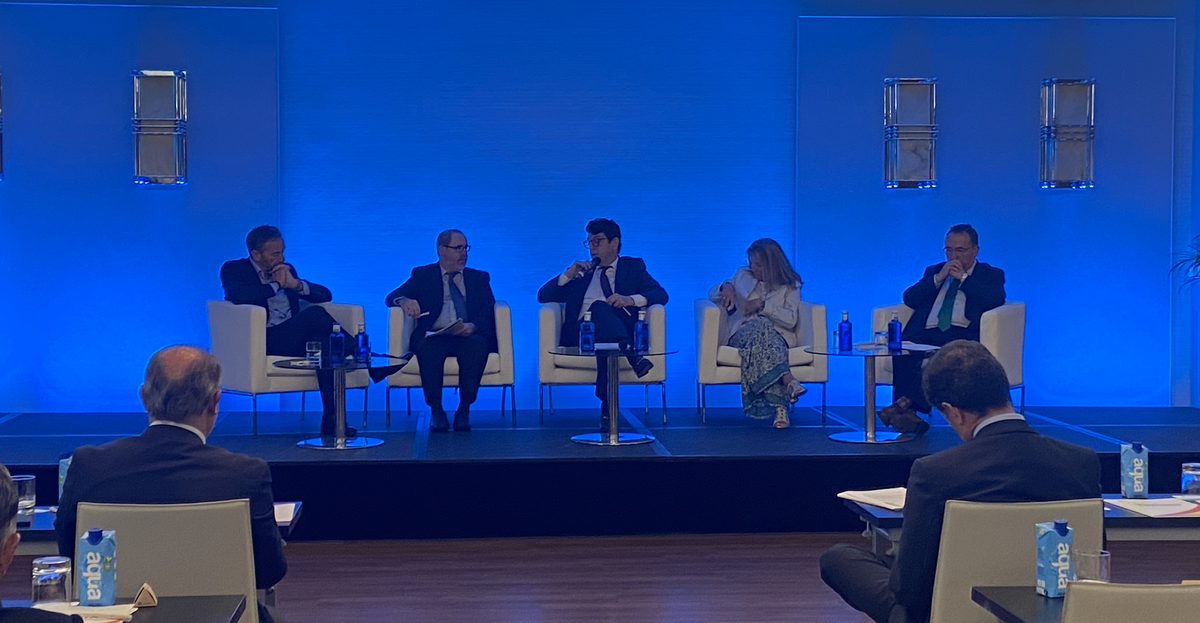 Algunos de los integrantes de la mesa de debate sobre hoteler&iacute;a, hosteler&iacute;a y alojamientos tur&iacute;sticos de la Mesa del Turismo