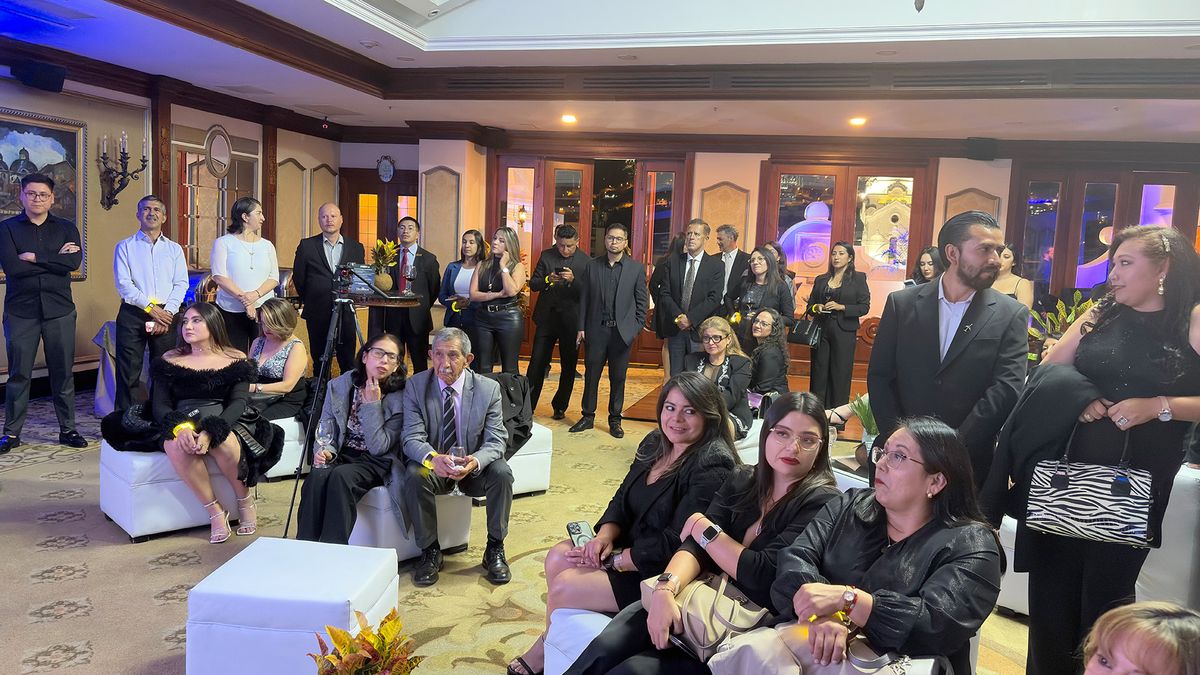 Agencias de viajes en evento de lanzamiento de programa Agents Rewards de Decameron en Quito. 