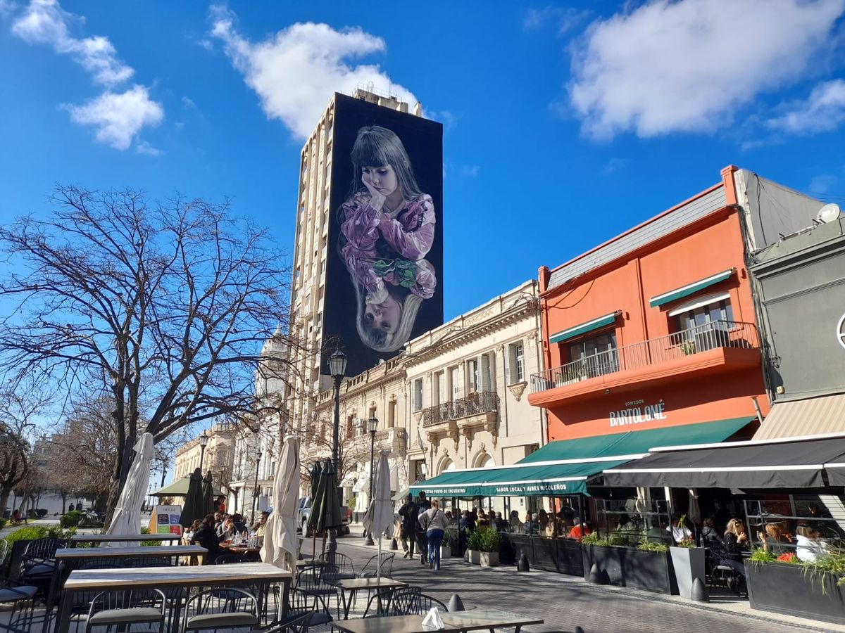 Escapadas: la Plaza Mitre es un polo turístico con numerosas opciones gastronómicas y uno de los icónicos murales.