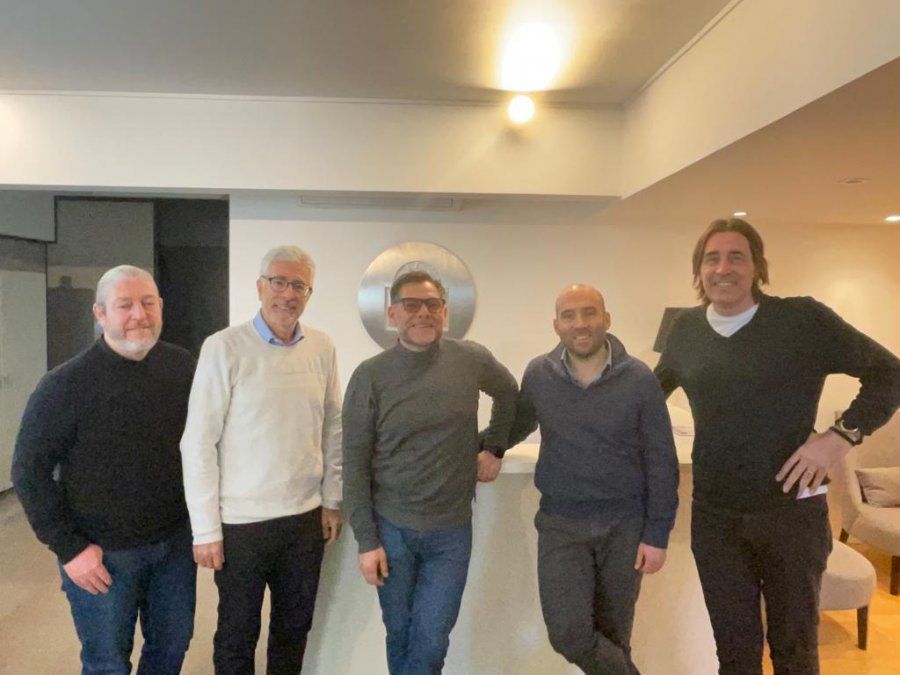 De izquierda a derecha: Alejandro De Bartolis (gerente de Operaciones de Turismatica), Eduardo Goldenhörn (CEO de Turismatica),&nbsp;Marcelo Capdevila (presidente de Grupo GEA), Matías Duek (CEO de Grupo GEA Latinoamérica) y Alfredo Orcajo (Gerente de Servicios al Cliente en Turismatica).