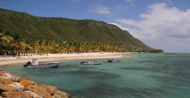 La isla de Guadalupe está bordeada de innumerables playas de arena blanca y mar de tonalidades turquesa.