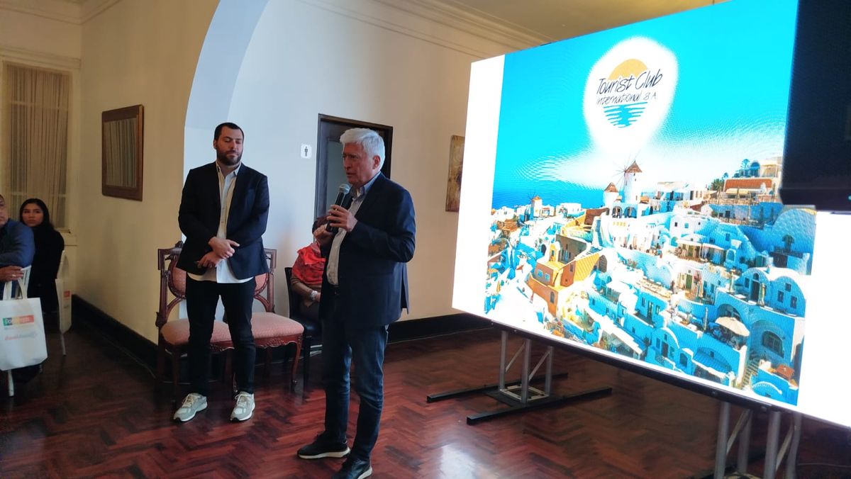 Víctor Postantzis, director del operador Tourist Club International, presentando el destino Grecia.