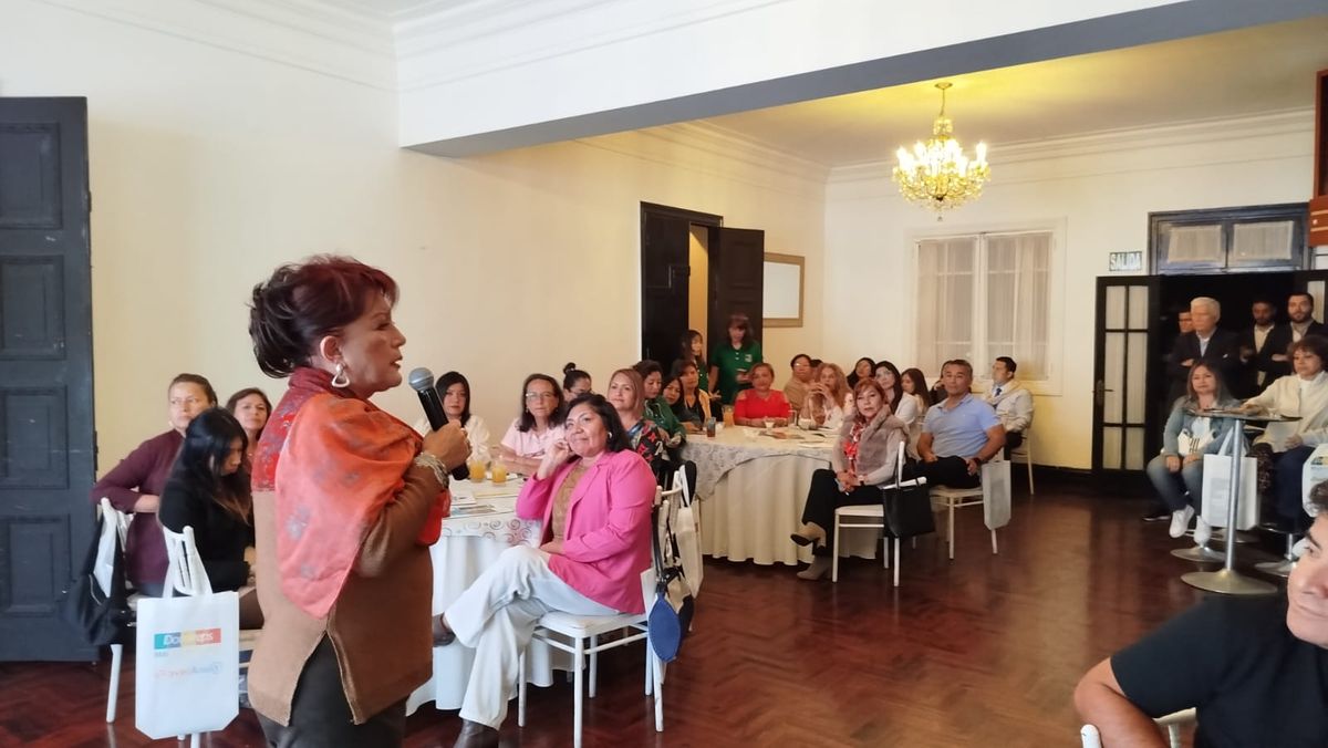 Doris Samaniego, directora de la Corporación Domiruth Travel Service, presentando la oferta comercial 2025.
