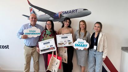 Federico Petazzi, gerente comercial de JetSMART Argentina; junto a Flavia Yantani, ganadora 2 por parte de Scenery Travel; Valentina Ortega, ganadora 1 por parte de Turar; Beatriz Molina Gómez, comercial de Ladevi; y Lara Wittib, asistente de Marketing de JetSMART Argentina.