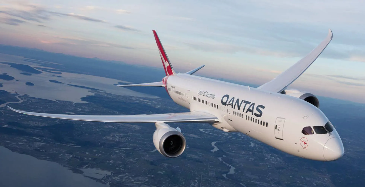 Los vuelos de Qantas Airways son operados con aviones Boeing 787-900 Dreamliner con una capacidad de 236 pasajeros.