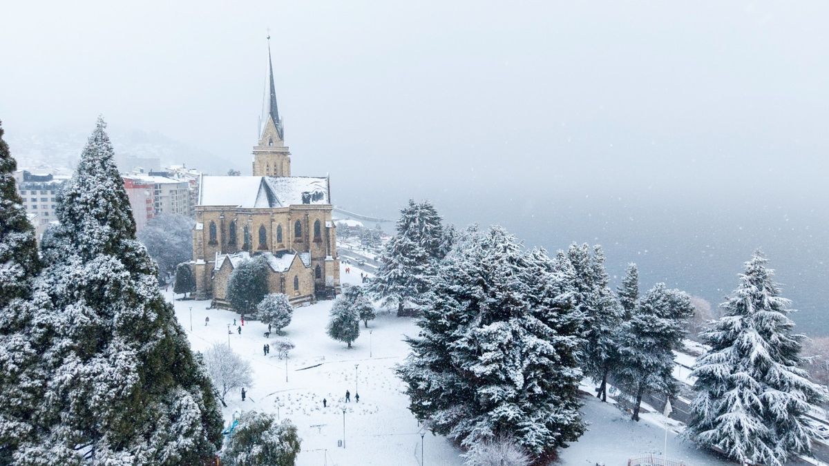 La nieve en Bariloche deja deslumbrantes postales en toda la ciudad.