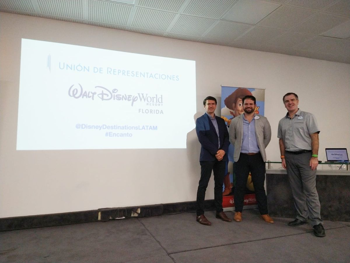 Santiago Pelaez, gerente general de Unión de Representaciones; Alejandro Flores, gerente general Senior para Disney Destinations en Colombia y Eduardo Rocha, gerente de entrenamientos para Latinoamérica en Disney Destinations.