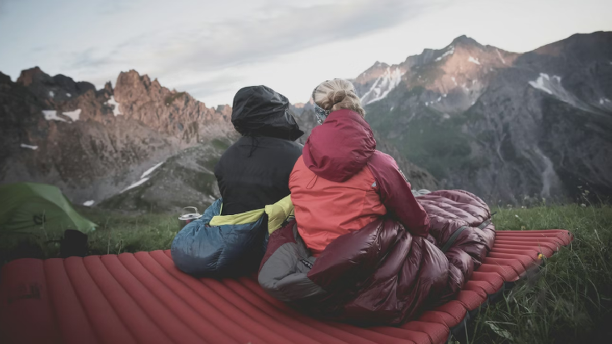 Cuando se trata de cómo elegir bolsa de dormir, el criterio más importante no es el diseño ni el tamaño, sino entender los rangos de temperatura que garantizan un descanso reparador.&nbsp;