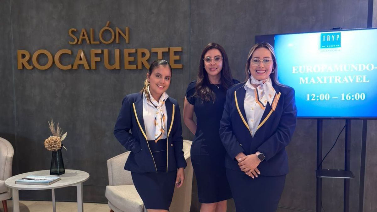 &Eacute;rika Zurita, Mar&iacute;a Cristina V&eacute;lez, y Nancy Caicedo, representantes de Maxitravel en Guayaquil, durante evento de Europamundo.