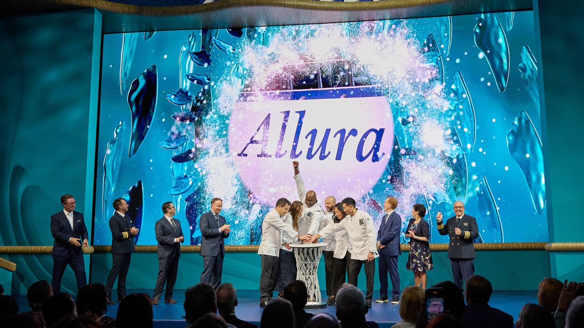 El momento del rompimiento de la botella de champaña contra el Oceania Allura.